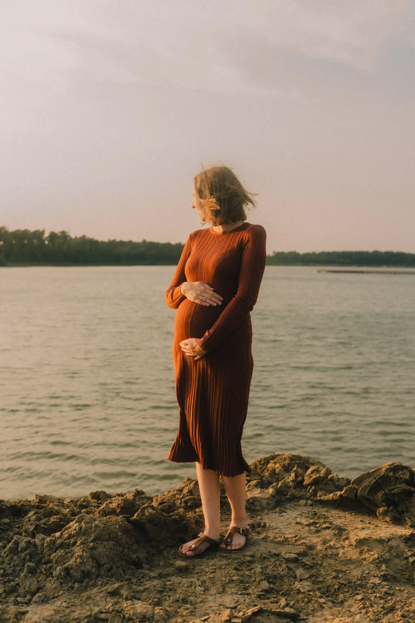 Schwangere Frau mit Rostroten Kleid am See