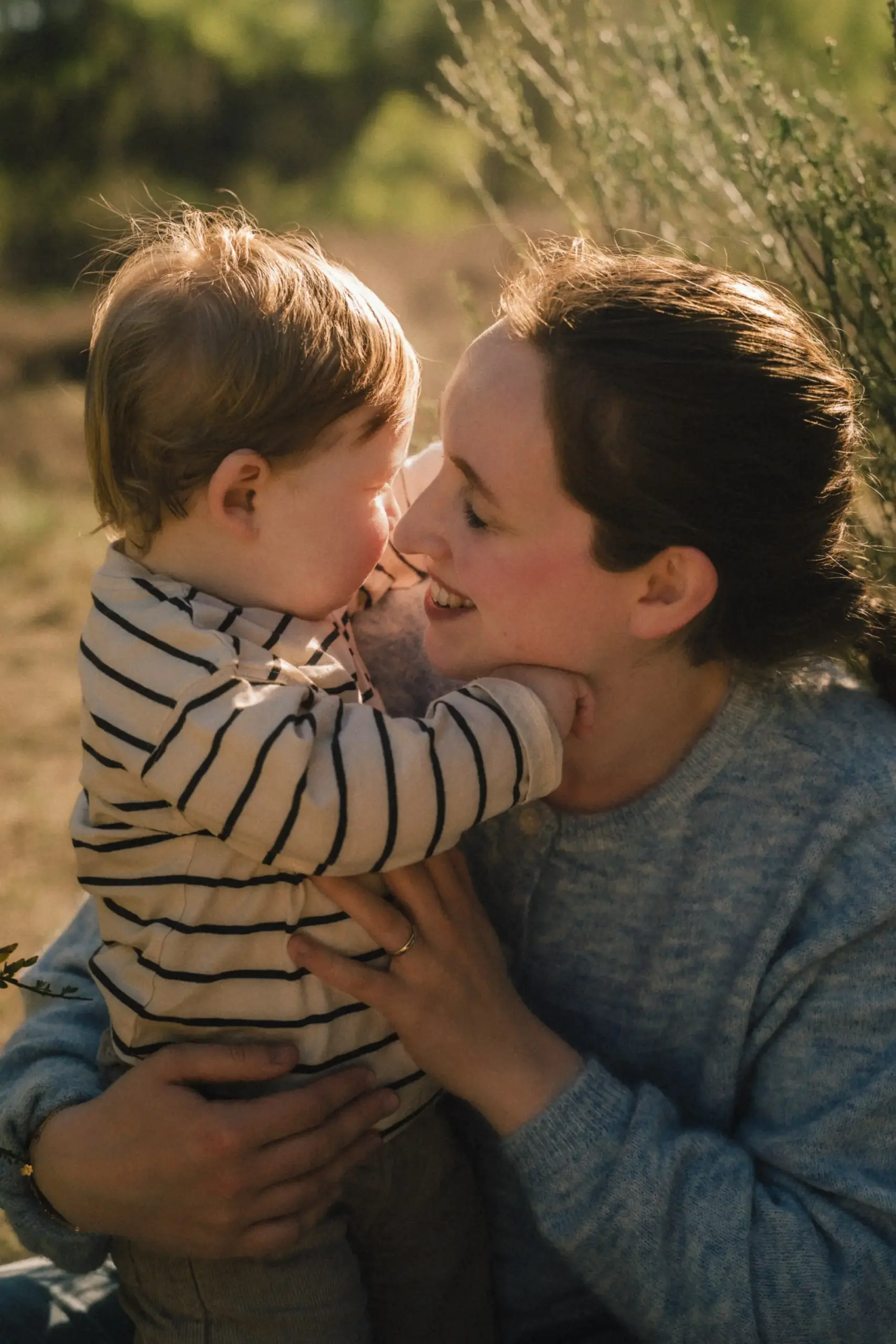 Inniger Moment zwischen Mutter und Kind in der Natur