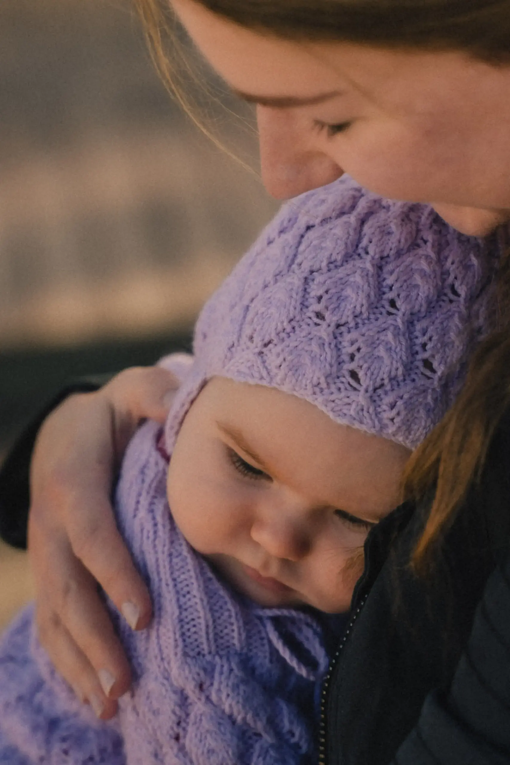 Close up von einer Mutter die mit Ihrem Baby kuschelt