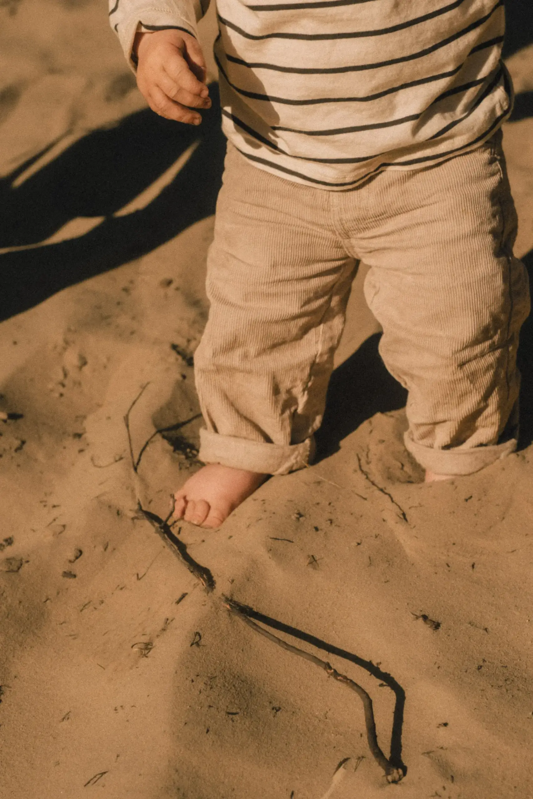 Kleine Babyfüße im Sand