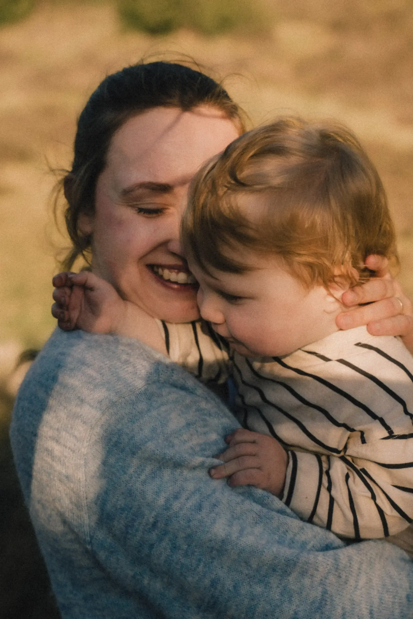 Mutter verbringt achtsamen Moment mit ihrem Kind in der Natur
