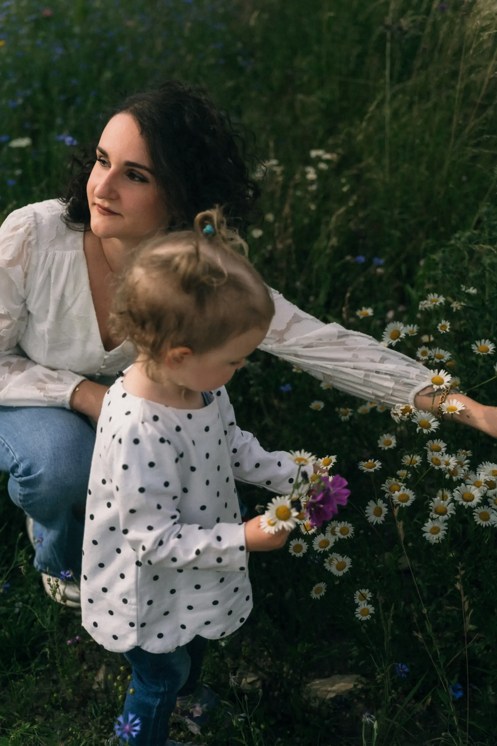 Mama und Tochter im Blumenfeld