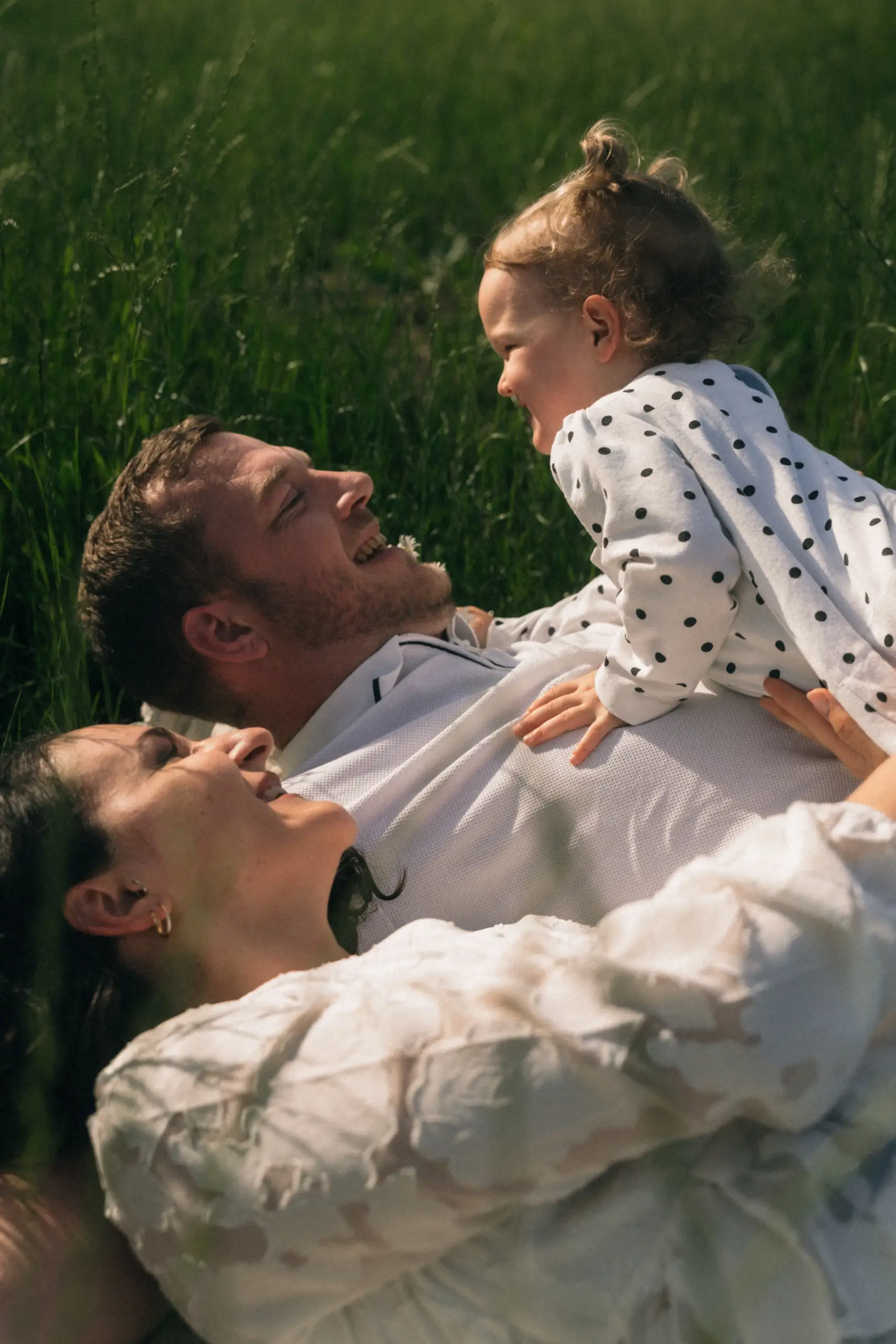 Papa und Tochter spielen im Gras